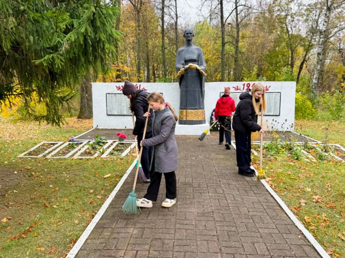 Вооружены граблями и хорошим настроением!