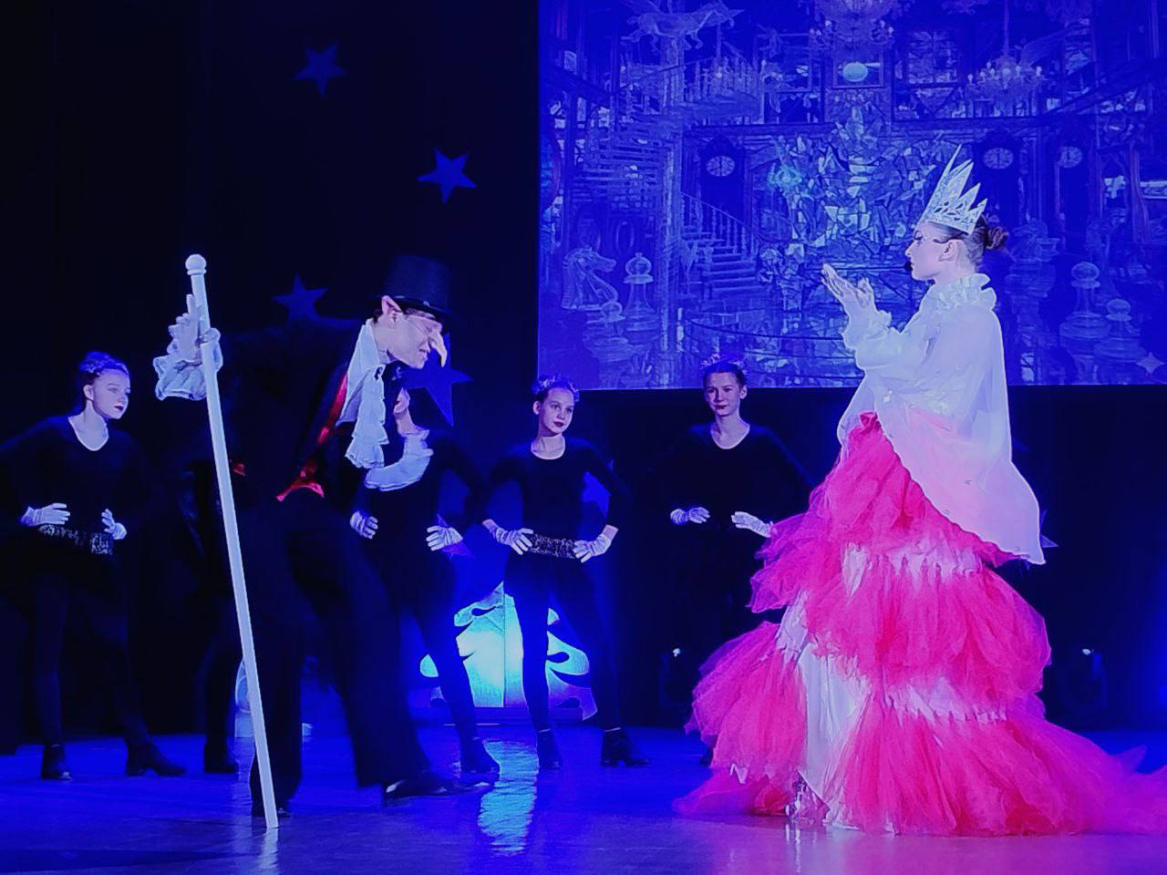 Театрализованное представление «Новогодние чудеса волшебного зеркала»