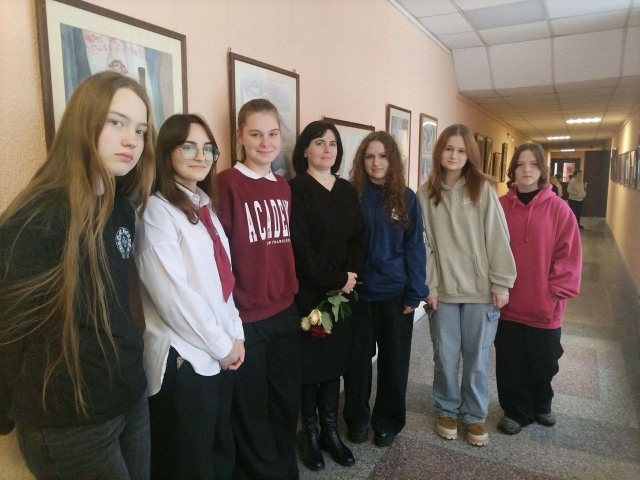 Выставка работ «Путешествие через Цвет и Форму»