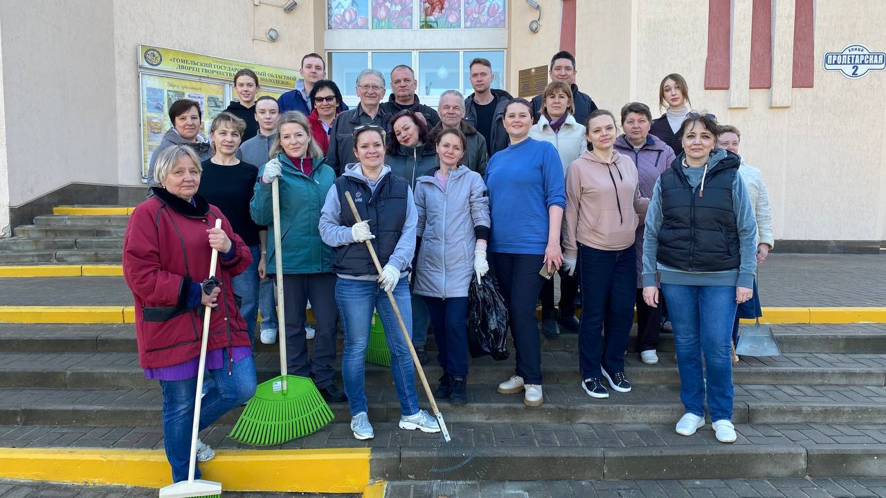 Областной субботник: команда Дворца в действии