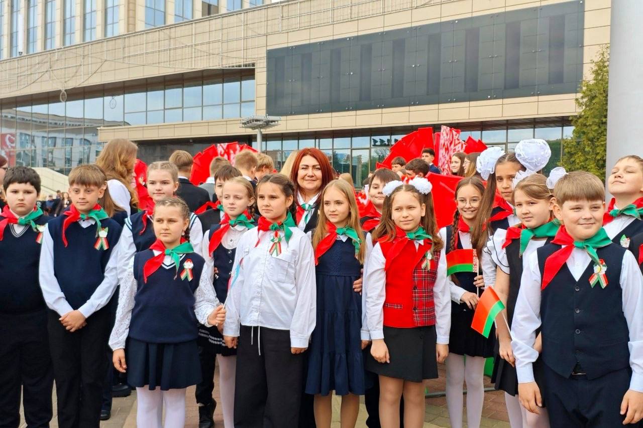 Торжественное посвящение в пионеры и октябрята в Гомеле