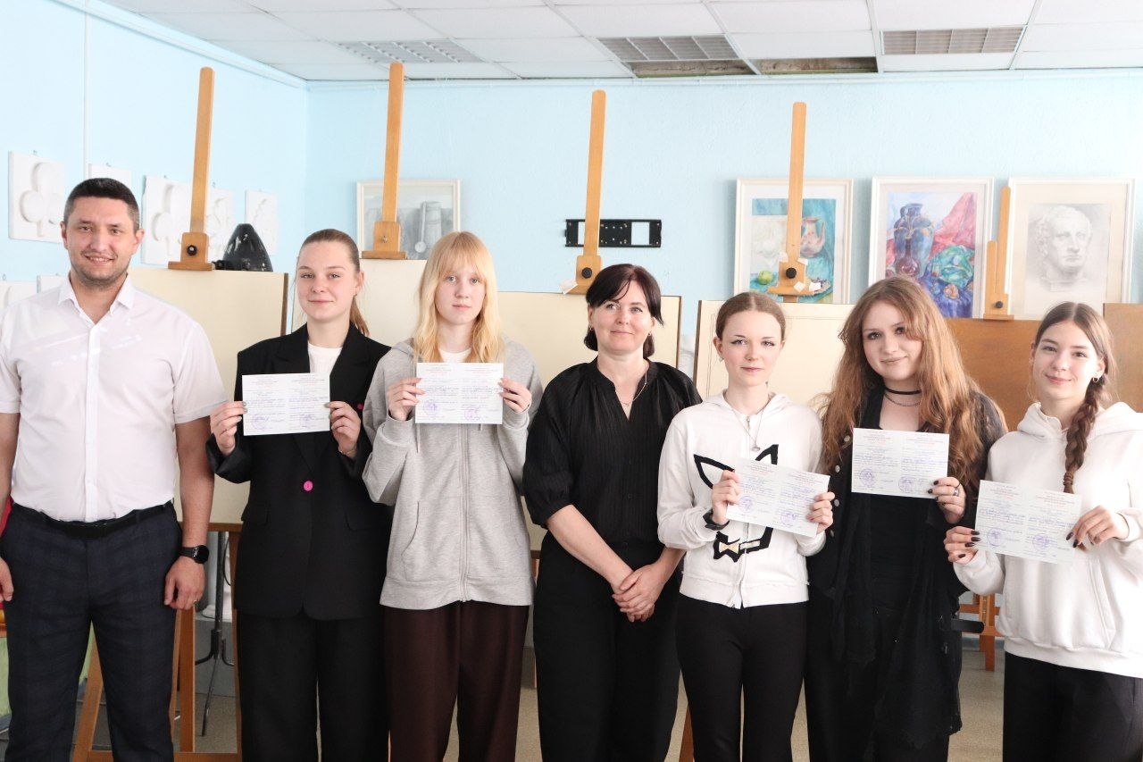 В народной изостудии им. В.П.Покаташкина прошел выпускной экзамен